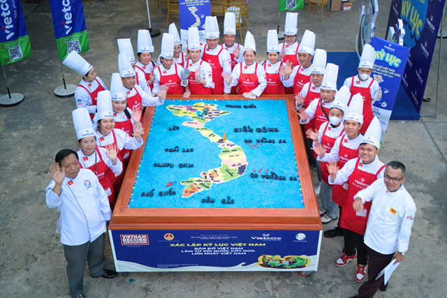103 đầu bếp c&ugrave;ng nhau tạo h&igrave;nh bản đồ x&ocirc;i nước cốt dừa lớn nhất Việt Nam &nbsp;