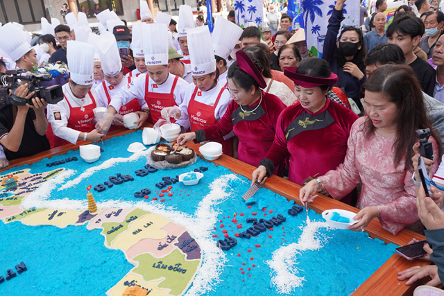 H&igrave;nh ảnh người d&acirc;n thưởng thức m&oacute;n x&ocirc;i với NCD &nbsp;