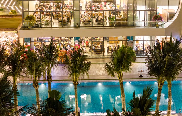 Nh&agrave; h&agrave;ng c&oacute; bể bơi ri&ecirc;ng duy nhất tại C&aacute;t B&agrave;