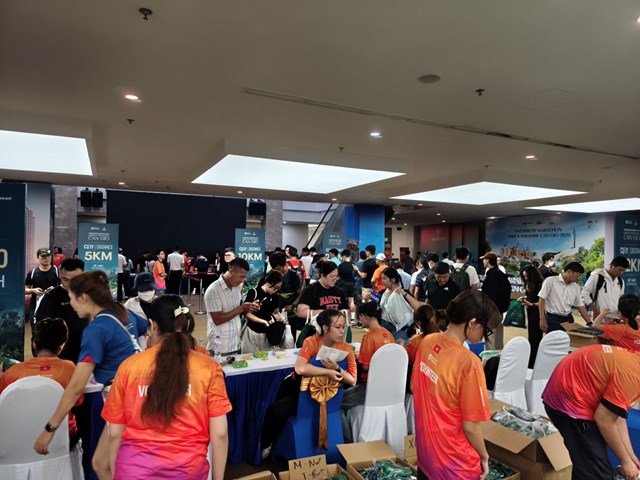 VPBH Vinhomes tại Vincom Mega Mall Thảo Điền đ&ocirc;ng nghẹt runner từ s&aacute;ng sớm &nbsp;