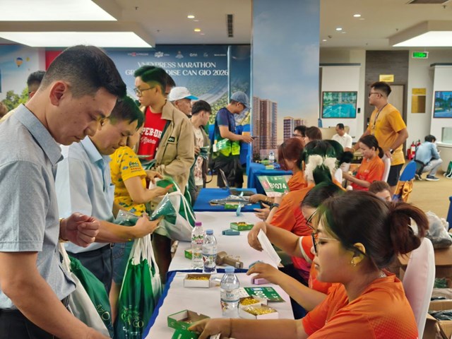 Nhiều runner t&igrave;m hiểu về Vinhomes Green Paradise ngay tại VPBH Vinhomes &nbsp;