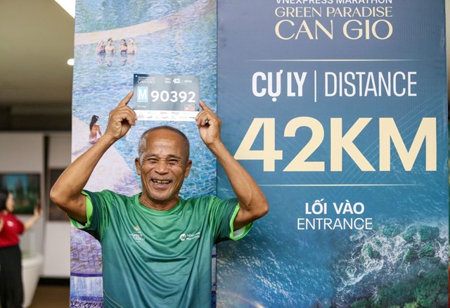 Runner 75 tuổi Trần Đ&igrave;nh Th&igrave;n tham gia giải chạy để n&acirc;ng cao sức khỏe v&agrave; cổ vũ cho con ch&aacute;u duy tr&igrave; lối sống l&agrave;nh mạnh &nbsp;