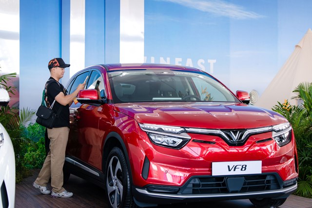 Anh Ng&ocirc; Tấn Hậu tranh thủ trải nghiệm VF 8 v&agrave; VF 9 trước khi giải chạy ch&iacute;nh thức diễn ra. &nbsp;