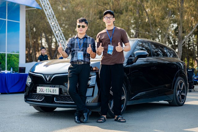 Anh L&ecirc; Trung T&iacute;n (&aacute;o n&acirc;u) cho biết sẽ c&acirc;n nhắc VF 7 l&agrave; mẫu xe đầu ti&ecirc;n. &nbsp;