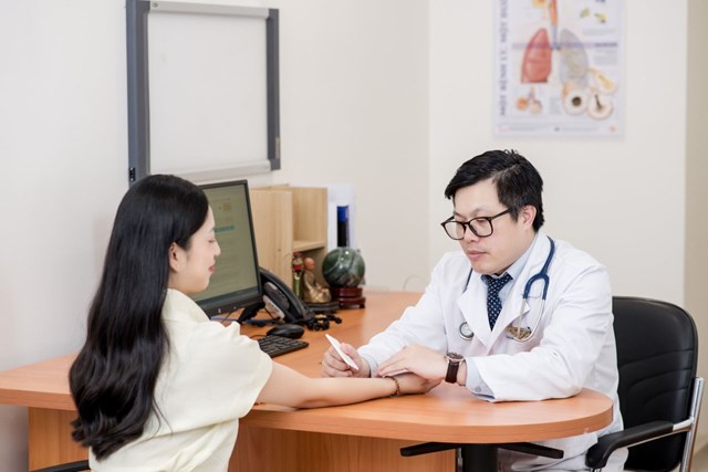 PGS.TS.BS Nguyễn Văn Đĩnh thăm kh&aacute;m cho kh&aacute;ch h&agrave;ng &nbsp;