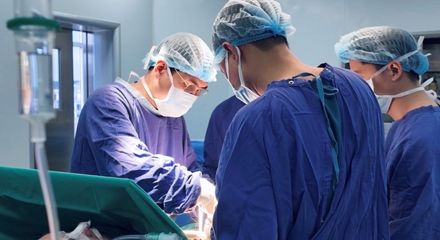 &Ecirc;-k&iacute;p b&aacute;c sĩ Vinmec Hạ Long thực hiện phẫu thuật nội soi cứu bệnh nh&acirc;n người Anh.