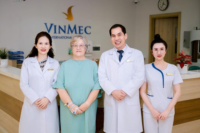 Bệnh nh&acirc;n người Anh phục hồi tốt sau phẫu thuật tại Vinmec Hạ Long.