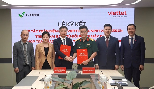 Đại diện V-Green v&agrave; đại diện Viettel Bắc Ninh tại lễ k&yacute; kết
