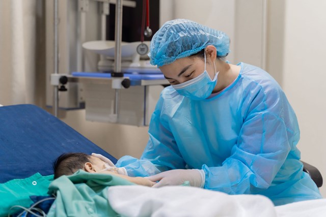 B&eacute; T được gặp mẹ sau ca mổ c&oacute; kết quả t&iacute;ch cực &nbsp;