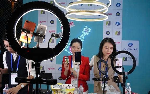 Khi livestream bán hàng trở thành "vũ khí" kích cầu mua sắm - Ảnh 1