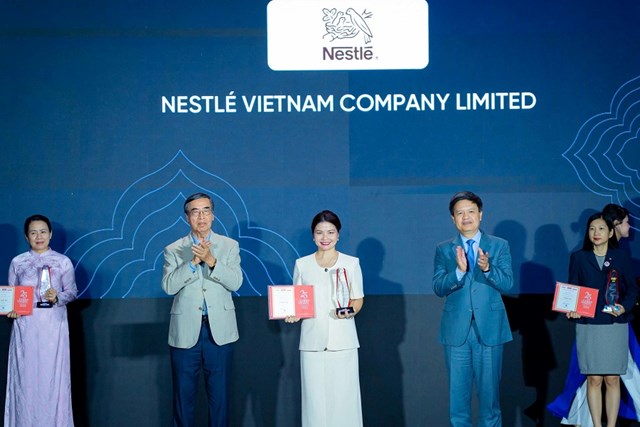 Nestl&eacute; Việt Nam được vinh danh _Top 10 Doanh nghiệp FDI ph&aacute;t triển bền vững_ tại hạng mục Ph&aacute;t triển Chuỗi gi&aacute; trị N&ocirc;ng nghiệp bền vững tại Lễ trao giải Rồng v&agrave;ng 2026 