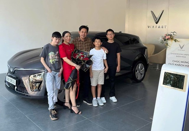 Anh T&yacute; c&ugrave;ng gia đ&igrave;nh b&ecirc;n chiếc VinFast VF 7. &nbsp;