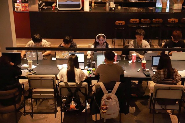 Khi qu&aacute;n tr&agrave; sữa trở th&agrave;nh "kh&ocirc;ng gian sống" của Gen Z