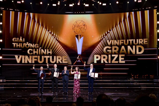 Chủ tịch Quốc hội Trần Thanh Mẫn trao Giải thưởng Ch&iacute;nh VinFuture 2025 cho c&aacute;c nh&agrave; khoa học đ&atilde; kh&aacute;m ph&aacute; v&agrave; ph&aacute;t triển vắc-xin HPV. Trong m&ugrave;a giải năm 2026, c&aacute;c đề cử lĩnh vực y học v&agrave; chăm s&oacute;c sức khỏe tiếp tục chiếm đa số (38,4%), b&ecirc;n cạnh đ&oacute; l&agrave; c&aacute;c lĩnh vực thiết yếu như m&ocirc;i trường v&agrave; khoa học tr&aacute;i đất, năng lượng, giao th&ocirc;ng vận tải v&agrave; x&acirc;y dựng, thực phẩm v&agrave; n&ocirc;ng nghiệp&hellip;
