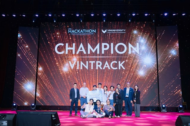 Top 30 đội xuất sắc sẽ được t&agrave;i trợ để đến tranh t&agrave;i trực tiếp tại Trường Đại học VinUni (H&agrave; Nội). Ảnh minh họa: Đội thi đoạt giải qu&aacute;n qu&acirc;n của cuộc thi VinUni Hackathon 2025. Ảnh: Trường ĐH VinUni.