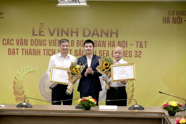 Thành viên ban huấn luyện CLB bóng bàn Hà Nội T&T được vinh danh.