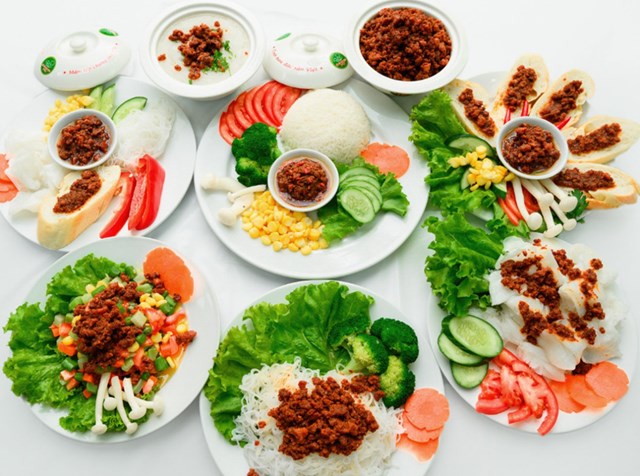 Mắm tép chưng thịt xuất hiện nhiều trong mâm cơm gia đình Việt