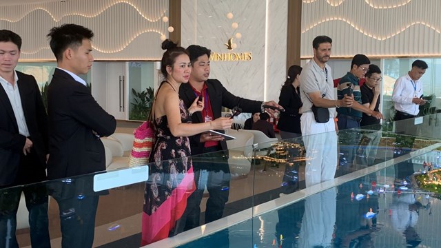Chị Mỹ V&acirc;n (thứ 3 từ tr&aacute;i sang) tại Văn ph&ograve;ng b&aacute;n h&agrave;ng Vinhomes Hải V&acirc;n Bay &nbsp;