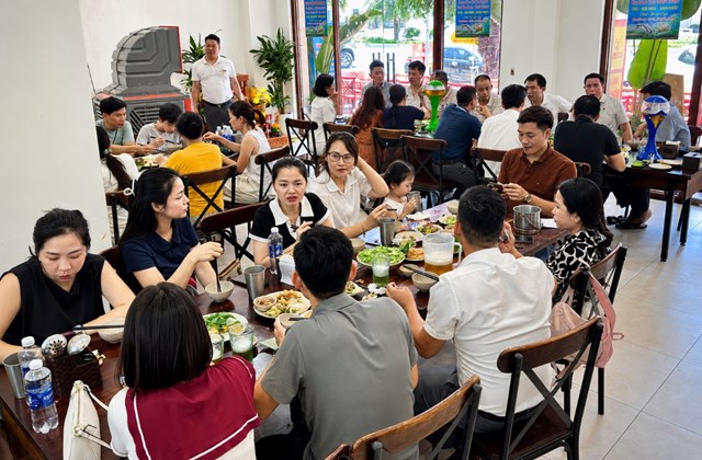 D&ugrave; kh&ocirc;ng phải ng&agrave;y cuối tuần, nh&agrave; h&agrave;ng của anh Hải Anh vẫn đ&ocirc;ng nghịt. &nbsp;
