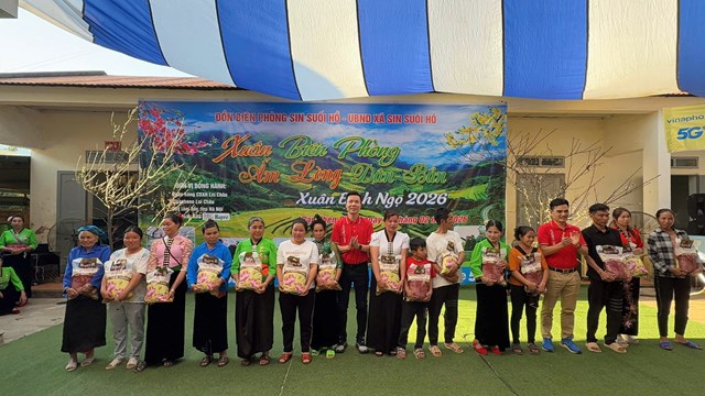 Gạo Hapro Đồng Th&aacute;p đến với b&agrave; con d&acirc;n tộc Th&aacute;i  trong ctrinh từ thiện Xu&acirc;n bi&ecirc;n ph&ograve;ng ấm &aacute;p t&igrave;nh d&acirc;n bản