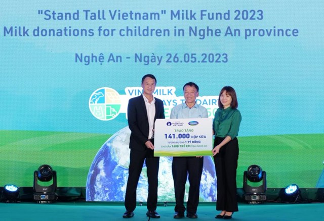 ​Đại diện Quỹ bảo trợ trẻ em Việt Nam và nhà máy sữa Vinamilk Nghệ An trao tặng sữa cho Quỹ bảo trợ trẻ em tỉnh Nghệ An.