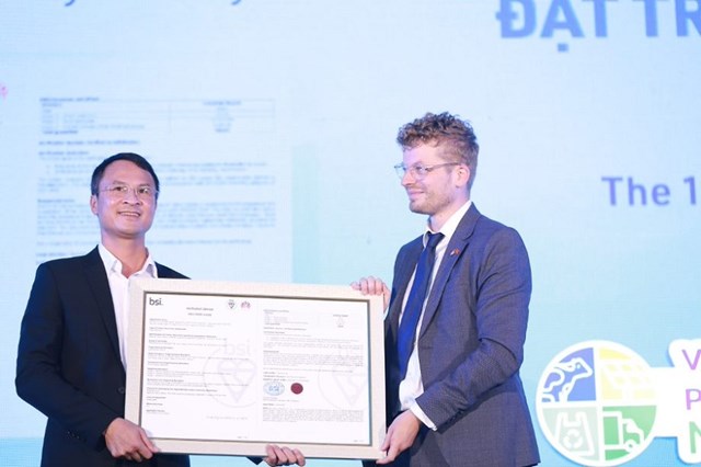 ​Ông Matthew Albon Crouch - Tùy viên Nông nghiệp (Vietnam, Indonesia, Singapore), Đại sứ quán Anh, đại diện Viện tiêu chuẩn Anh Quốc (BSI) trao chứng nhận trung hòa carbon cho lãnh đạo nhà máy sữa Vinamilk tại Nghệ An.