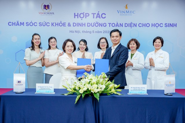 C&ocirc; Nguyễn Thị Thu Trang - Đại diện Ban L&atilde;nh đạo Hệ thống Gi&aacute;o dục Vinschool v&agrave; B&aacute;c sĩ Nguyễn Ngọc Quang - Gi&aacute;m đốc chuy&ecirc;n m&ocirc;n Bệnh viện Đa khoa Quốc tế Vinmec tại Lễ k&yacute; kết &nbsp;
