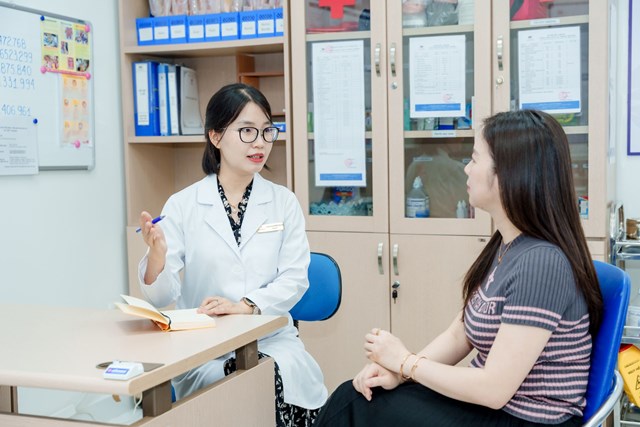 Đội ngũ chuy&ecirc;n gia, b&aacute;c sĩ Vinmec tư vấn 1_1 tại trường hoặc trực tuyến &nbsp;