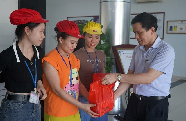 Sản phẩm của Nestlé Việt Nam được các đối tác trao tặng đến công nhân, người lao động tại KCN Lai Vu (Hải Dương)_hình 2