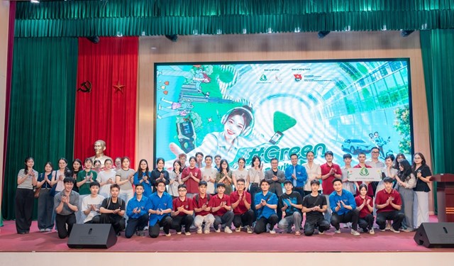 Sinh vi&ecirc;n Trường ĐH T&agrave;i nguy&ecirc;n &amp; M&ocirc;i trường H&agrave; Nội t&igrave;m hiểu th&ocirc;ng tin về cuộc thi. Cuộc thi c&oacute; tổng gi&aacute; trị giải thưởng l&ecirc;n đến 500 triệu đồng với nhiều hạng mục hấp dẫn về ti&ecirc;u ch&iacute; lan tỏa v&agrave; t&iacute;nh s&aacute;ng tạo. Ảnh: BTC.