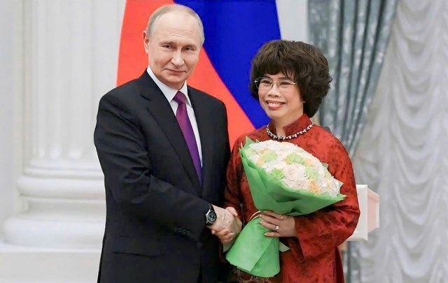 Tổng thống Vladimir Putin trao tặng Hu&acirc;n chương Hữu nghị cho Anh h&ugrave;ng Lao động Th&aacute;i Hương &nbsp;