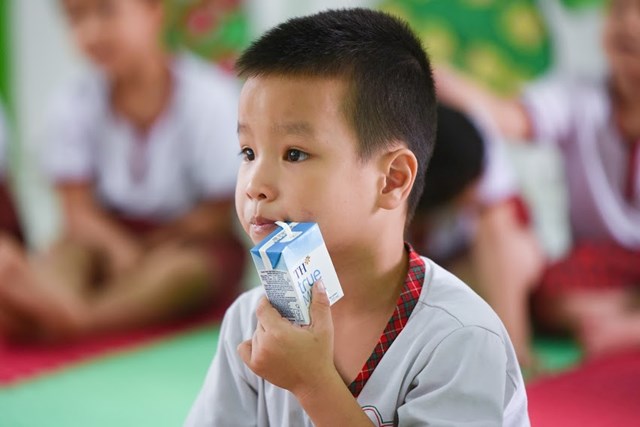 Với M&ocirc; h&igrave;nh điểm Bữa ăn học đường m&agrave; TH đồng h&agrave;nh triển khai, sữa tươi được đưa v&agrave;o cấu phần bữa ăn một c&aacute;ch khoa học, với 5 ng&agrave;y/tuần c&ugrave;ng bộ 400 thực đơn chuẩn h&oacute;a. &nbsp;