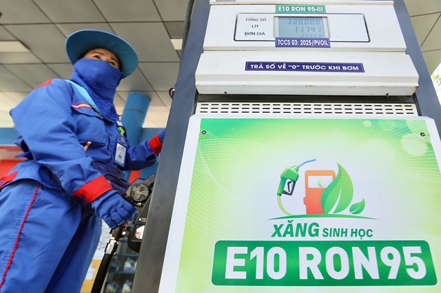 Người ti&ecirc;u d&ugrave;ng đ&oacute;n nhận xăng sinh học E10 ra sao?