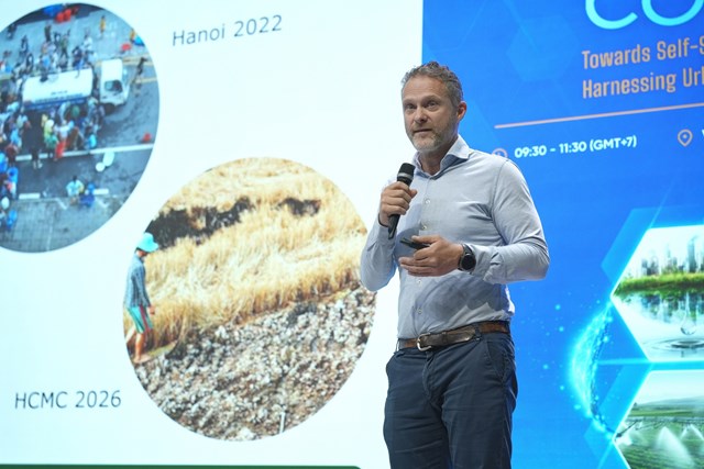 GS. Simon R. Bush tr&igrave;nh b&agrave;y tại hội thảo InnovaConnect diễn ra tại Trường Đại học Văn Lang. Ảnh: BTC.
