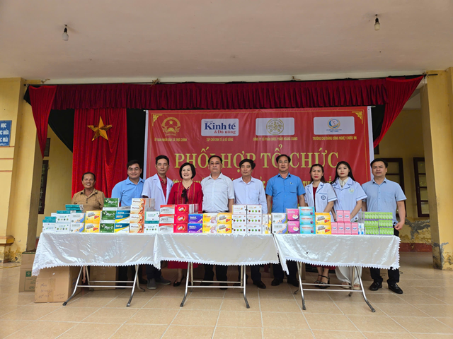 Tạp ch&iacute; Kinh tế &amp; Đồ uống phối hợp với Trường Cao đẳng C&ocirc;ng nghệ Y - Dược Việt Nam, C&ocirc;ng ty CP Dược phẩm Ho&agrave;ng Giang v&agrave; UBND x&atilde; Trực Ch&iacute;nh Tư vấn, kh&aacute;m bệnh, cấp ph&aacute;t thuốc miễn ph&iacute; cho c&aacute;c đối tượng ch&iacute;nh s&aacute;ch người c&oacute; c&ocirc;ng, bảo trợ x&atilde; hội. &nbsp;