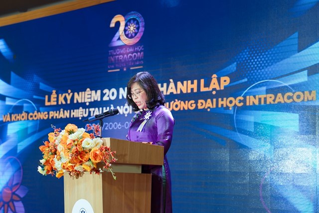 TS.Trần &Aacute;i Cầm - Hiệu trưởng Trường Đại học Intracom ph&aacute;t biểu tại sự kiện