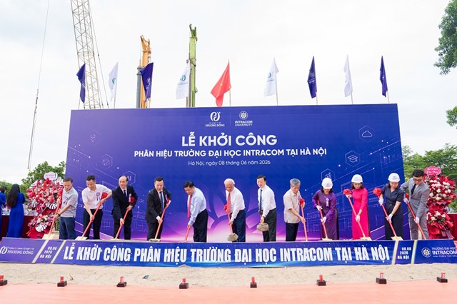 C&aacute;c đại biểu thực hiện nghi thức khởi c&ocirc;ng ph&acirc;n hiệu Intracom tại H&agrave; Nội.