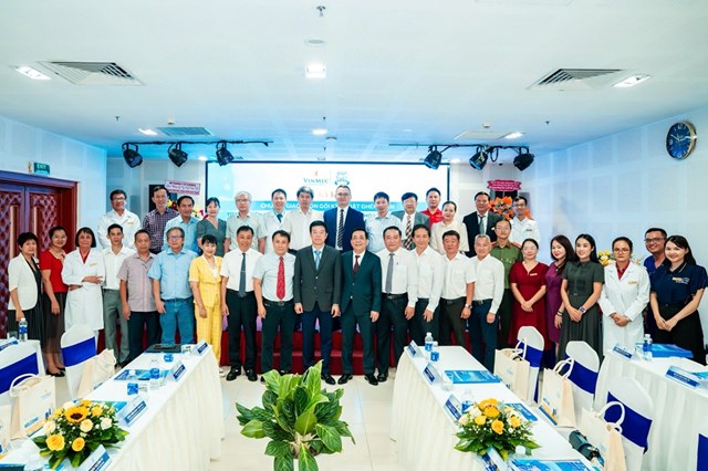 Lễ k&yacute; kết chuyển giao kỹ thuật gh&eacute;p thận giữa Bệnh viện Trung ương Huế v&agrave; Vinmec Nha Trang đ&aacute;nh dấu bước tiến mới trong ph&aacute;t triển y tế chuy&ecirc;n s&acirc;u tại Nam Trung Bộ