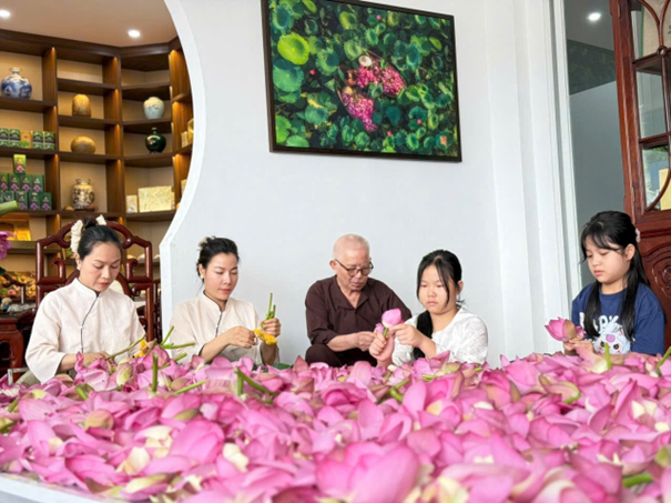 Lặng lẽ ướp tr&#224;, lặng lẽ giữ nghề: Người Quảng An giữa m&#249;a sen - Ảnh 1