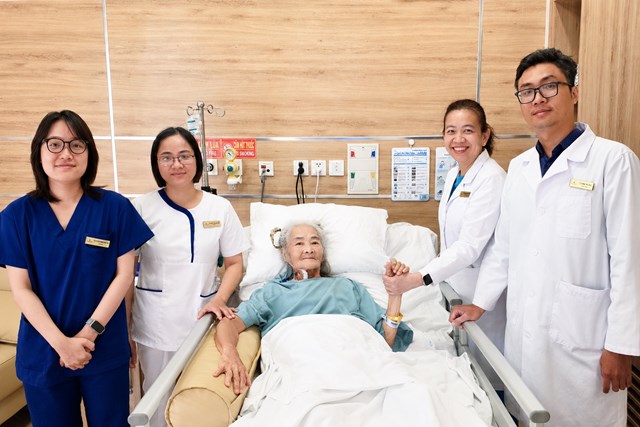 Sau t&igrave;nh trạng nguy kịch, bệnh nh&acirc;n Nga b&igrave;nh phục trong niềm vui của gia đ&igrave;nh v&agrave; &ecirc;-k&iacute;p điều trị.