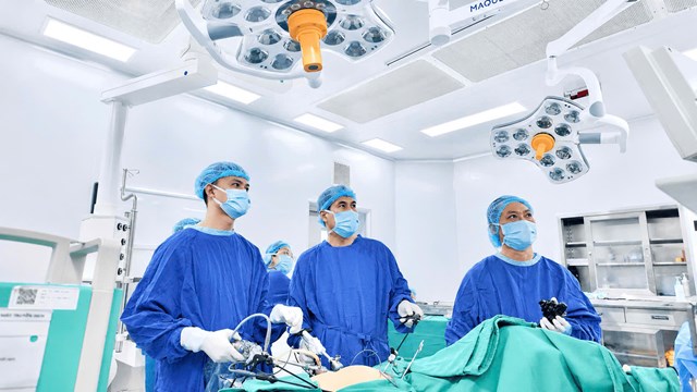 Can thiệp phối hợp đồng thời giữa nội soi ti&ecirc;u h&oacute;a v&agrave; phẫu thuật nội soi ổ bụng ngay trong c&ugrave;ng một th&igrave; phẫu thuật.