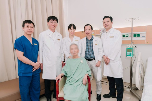 Đội ngũ b&aacute;c sĩ v&agrave; điều dưỡng tại Vinmec Times City hội tụ c&ugrave;ng cụ T. trước ng&agrave;y xuất viện.