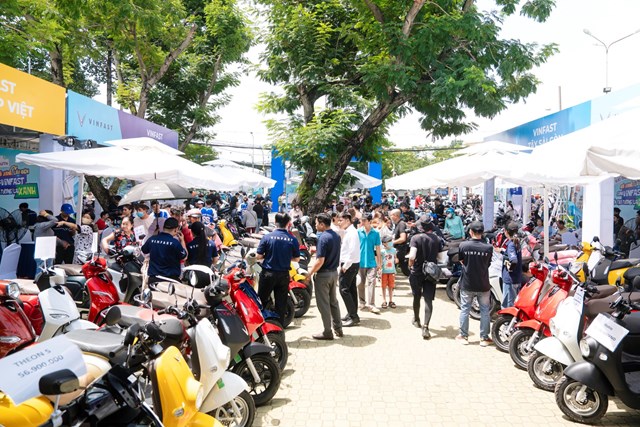 Nhiều kh&aacute;ch h&agrave;ng tại TP.HCM đến sự kiện &ldquo;Đổi xăng lấy điện - C&ugrave;ng VinFast kiến tạo tương lai xanh&rdquo; để được trực tiếp cầm l&aacute;i những mẫu xe m&aacute;y VinFast mới nhất. &nbsp;