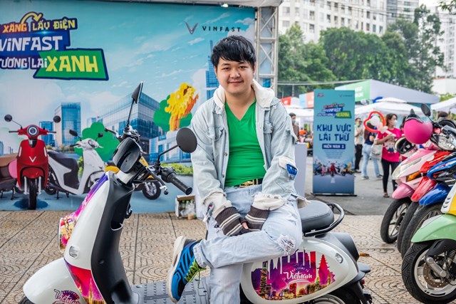 Anh Qu&yacute; Bảo (TP.HCM) đ&atilde; đổi chiếc xe tay ga cũ sang VinFast Motio ngay tại sự kiện. &nbsp;