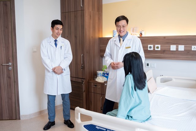 C&ocirc; b&eacute; vui vẻ chia sẻ với b&aacute;c sĩ về sự thay đổi của m&igrave;nh.