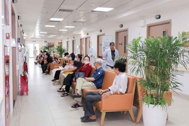 Nhiều người d&acirc;n đến kh&aacute;m sức khỏe tổng qu&aacute;t tại chương tr&igrave;nh Kh&aacute;m sức khỏe to&agrave;n d&acirc;n 2026 của Vinmec Cần Thơ