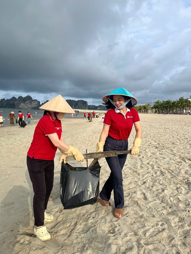 C&#225;n bộ nh&#226;n vi&#234;n SeABank chung tay l&#224;m sạch 11 b&#227;i biển v&#236; m&#244;i trường xanh - Ảnh 1