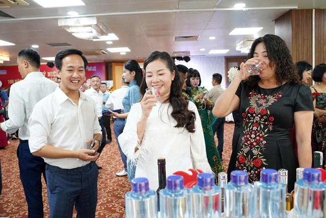 &Ocirc;ng Nguyễn Anh Vũ - Trưởng Ph&ograve;ng Marketing &amp; Truyền th&ocirc;ng C&ocirc;ng ty CP AVIA chia sẻ về c&aacute;c sản phẩm của AVIA tại sự kiện