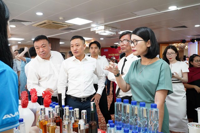 Gian hàng của AVIA đã thu hút sự quan tâm đặc biệt của đông đảo khách mời, phóng viên, biên tập viên cùng các doanh nhân và doanh nghiệp.