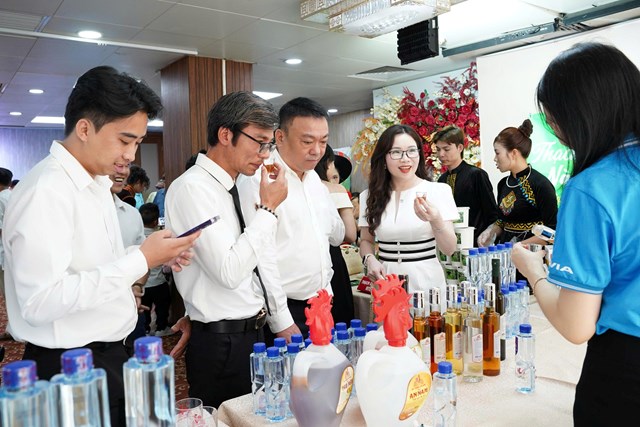 Gian h&agrave;ng của AVIA đ&atilde; thu h&uacute;t sự quan t&acirc;m đặc biệt của đ&ocirc;ng đảo kh&aacute;ch mời, ph&oacute;ng vi&ecirc;n, bi&ecirc;n tập vi&ecirc;n c&ugrave;ng c&aacute;c doanh nh&acirc;n v&agrave; doanh nghiệp.